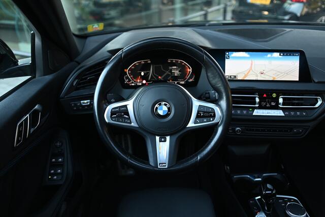 BMW 1-SERIE 118i High Executive M Sport Automaat / Trekhaak / Panoramadak / Stoelverwarming / Stuurverwarming / Adaptieve LED / HiFi Audio / Sportstoelen / 18" LMV