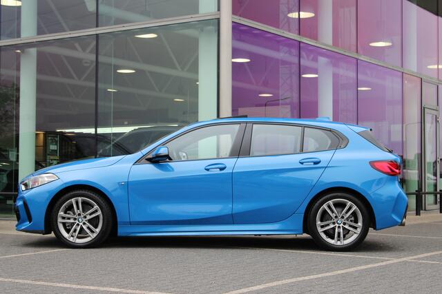 BMW 1-SERIE 118i Executive M Sport Automaat / Panoramadak / Achteruitrijcamera / LED / M Sportonderstel / Live Cockpit Professional / Parking Assistant