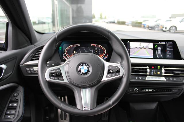 BMW 1-SERIE 118i Executive M Sport Automaat / Panoramadak / Achteruitrijcamera / LED / M Sportonderstel / Live Cockpit Professional / Parking Assistant