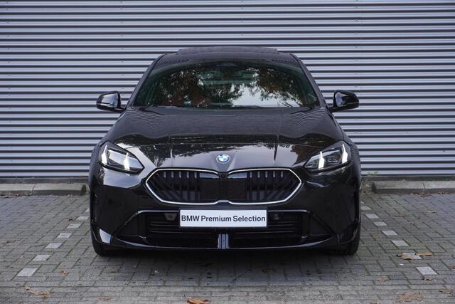 BMW 1-SERIE 5-deurs 120 M Sportpakket Pro | Panoramadak elektrisch | Driving Assistant | Head-Up Display | Adaptief M-onderstel