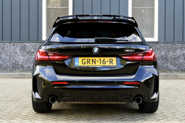 BMW 1-SERIE 120i M-Performance Rijklaarprijs-Garantie Panorama dak Schaalstoelen Live cockpit pro Apple carplay