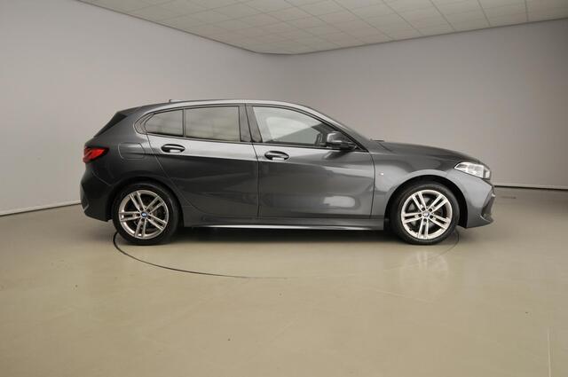 BMW 1-SERIE 5-deurs 118i | M-Sportpakket | LED | Navigatie | Sportstoelen | Shadow line | DAB | Hifi speakers | Alu 17 inch