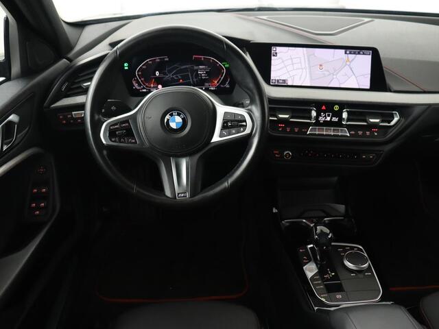 BMW 1-SERIE 118i Sport Line | Panoramadak | Stoelverwarming | Carplay | Sportstoelen | Camera | Park Assist | Sfeerverlichting | Climate control | Live Cockpit