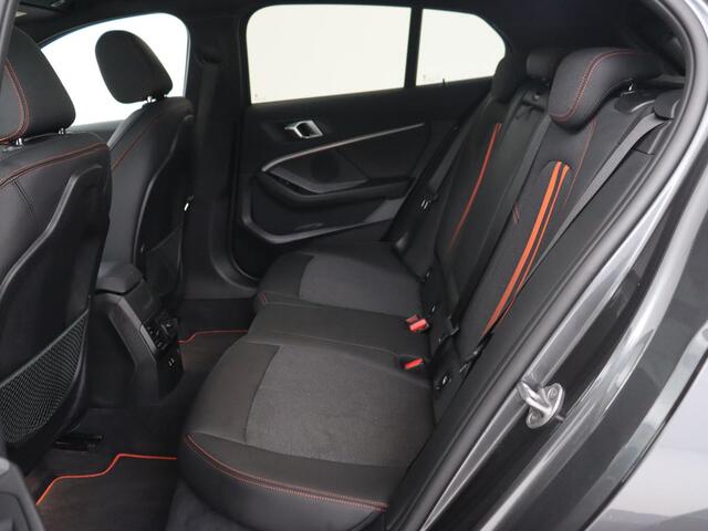 BMW 1-SERIE 118i Sport Line | Panoramadak | Stoelverwarming | Carplay | Sportstoelen | Camera | Park Assist | Sfeerverlichting | Climate control | Live Cockpit