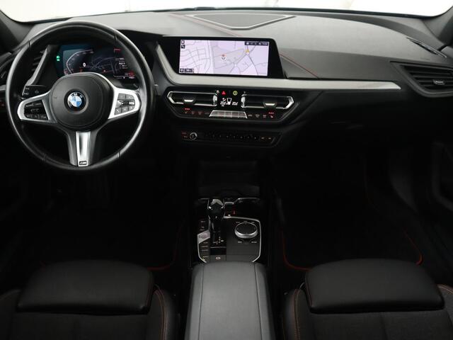 BMW 1-SERIE 118i Sport Line | Panoramadak | Stoelverwarming | Carplay | Sportstoelen | Camera | Park Assist | Sfeerverlichting | Climate control | Live Cockpit
