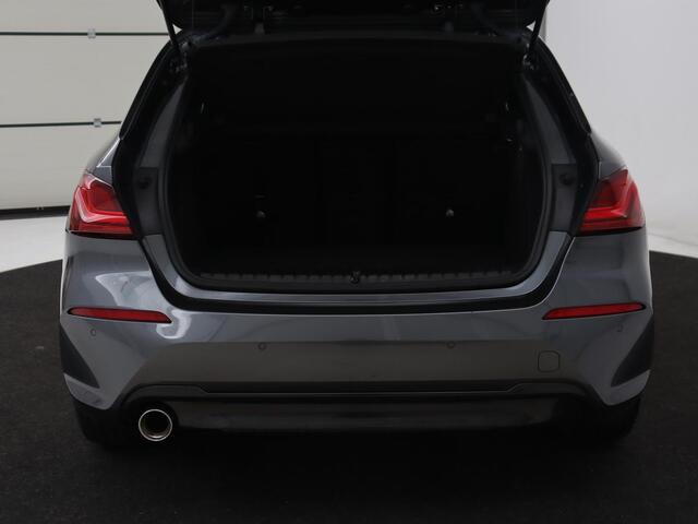 BMW 1-SERIE 118i Sport Line | Panoramadak | Stoelverwarming | Carplay | Sportstoelen | Camera | Park Assist | Sfeerverlichting | Climate control | Live Cockpit