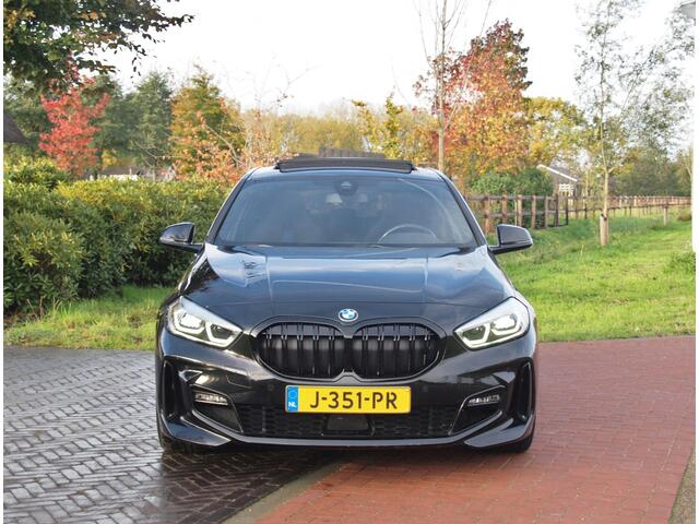 BMW 1-SERIE 118i Executive Edition | M Sport | Panoramadak | Camera | Schaalstoelen | Apple Carplay | Cruise Control |