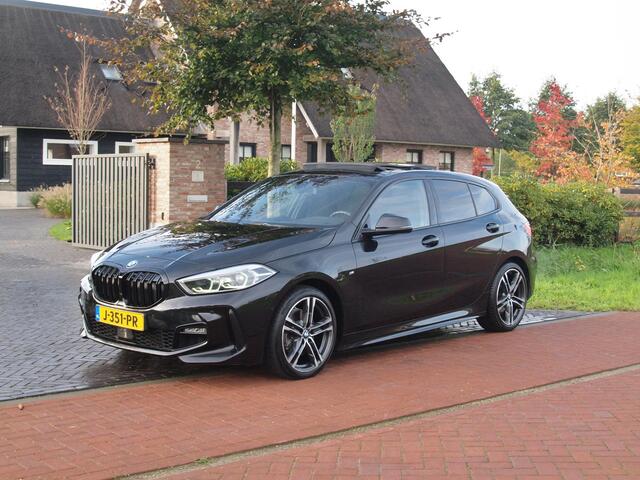 BMW 1-SERIE 118i Executive Edition | M Sport | Panoramadak | Camera | Schaalstoelen | Apple Carplay | Cruise Control |