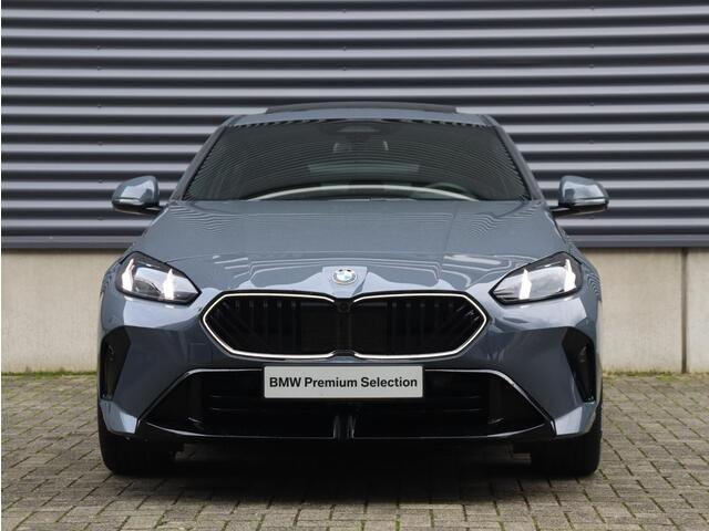 BMW 1-SERIE 120 | M Sportpakket Pro | Panodak | Harman Kardon | Head-Up | Driving Assistant Plus | Parking Assistant Plus | Elektr. Voorstoelen | Comfort Access | 19'' LMV