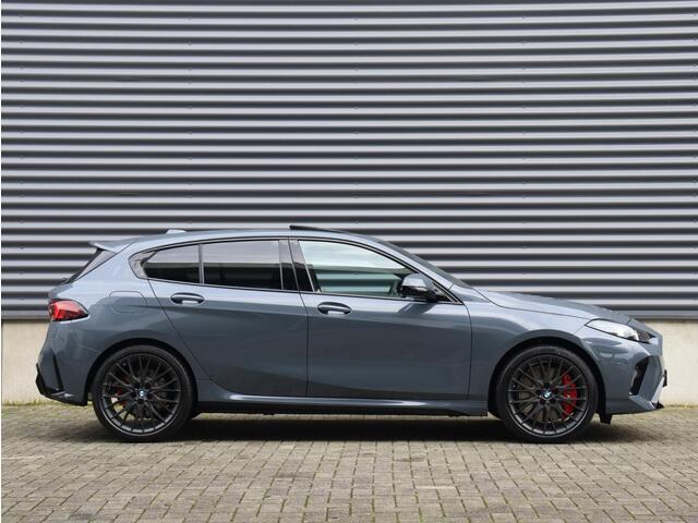 BMW 1-SERIE 120 | M Sportpakket Pro | Panodak | Harman Kardon | Head-Up | Driving Assistant Plus | Parking Assistant Plus | Elektr. Voorstoelen | Comfort Access | 19'' LMV