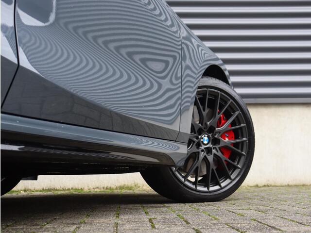 BMW 1-SERIE 120 | M Sportpakket Pro | Panodak | Harman Kardon | Head-Up | Driving Assistant Plus | Parking Assistant Plus | Elektr. Voorstoelen | Comfort Access | 19'' LMV