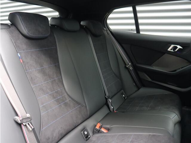 BMW 1-SERIE 120 | M Sportpakket Pro | Panodak | Harman Kardon | Head-Up | Driving Assistant Plus | Parking Assistant Plus | Elektr. Voorstoelen | Comfort Access | 19'' LMV