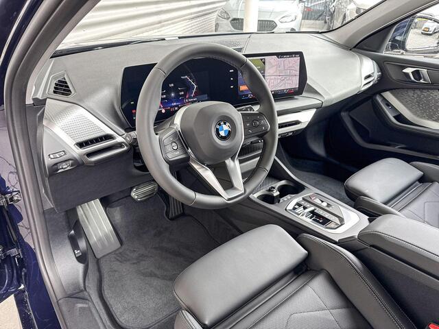 BMW 1-SERIE 120 M Sport Design / Premium Pack / Comfort Access / Achteruitrijcamera / Extra getint glas / Elektrisch verwarmde voorstoelen