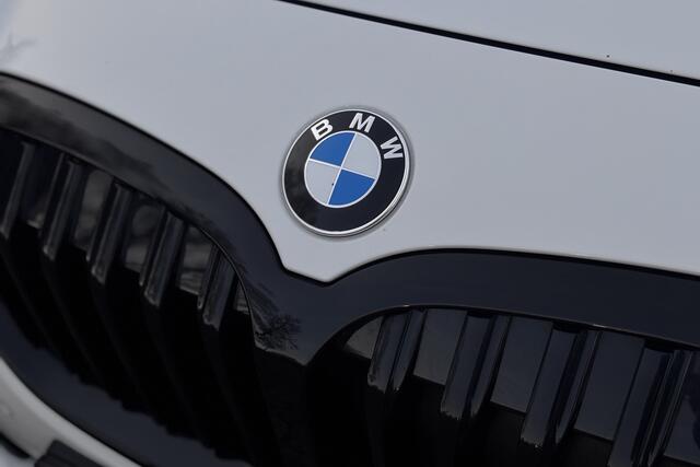 BMW 1-SERIE 118i M-sport | Panodak | M-Kuipstoelen | M-performance Wheels | Stoel+Stuurverwarming | Comfort Access | Trekhaak