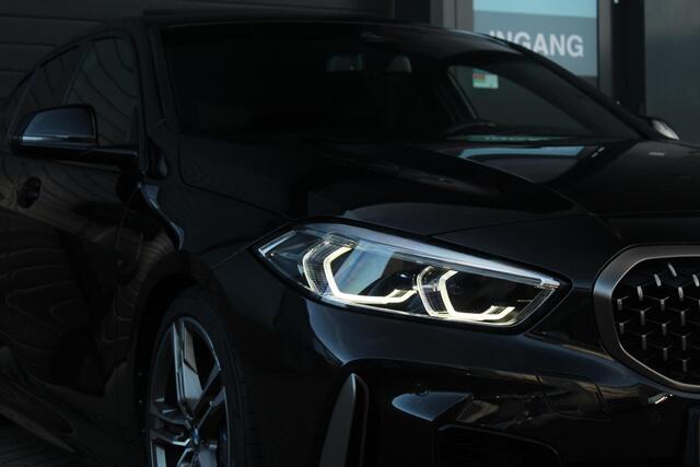 BMW 1-SERIE M135i xDrive High Executive Edition | Panorama dak | H+K | BLIS | HUD | Bomvol!