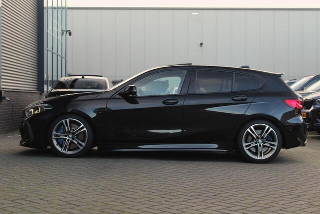 BMW 1-SERIE M135i xDrive High Executive Edition | Panorama dak | H+K | BLIS | HUD | Bomvol!