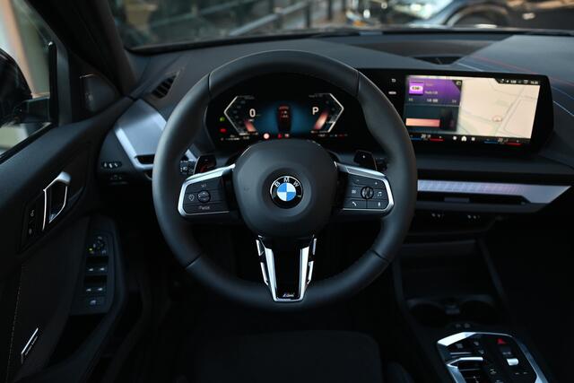 BMW 1-SERIE 120 M Sport Automaat / Panoramadak / Sportstoelen / M Adaptief onderstel / Achteruitrijcamera / Comfort Access / Adaptieve LED / Harman-Kardon