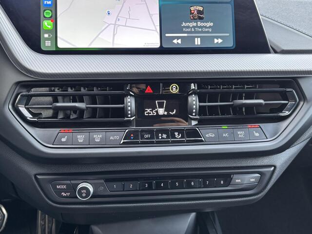 BMW 1-SERIE 118i Automaat / M-SPORT / Pack LED / Fabrieksgarantie tot 06-2026 / Dealer onderhouden / Sportstoelen / Trekgewicht 1300 Kg / Cruise control / Stoelverwarming / Apple Carplay Android Auto / Climate control / Keyless Entry/Start /