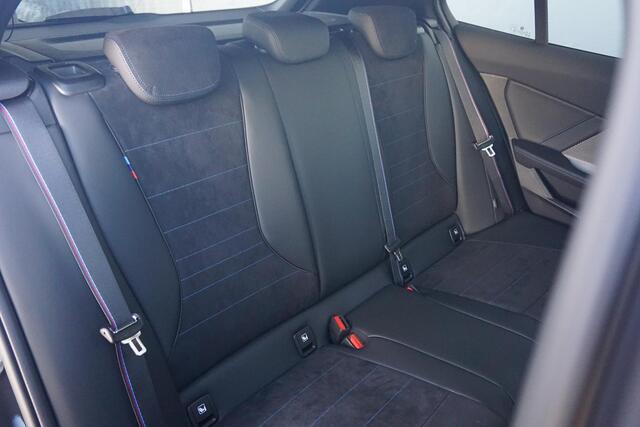 BMW 1-SERIE 120 M Sportpakket Pro 19'' / Harman Kardon / Elektrisch verstelbare stoelen / Panoramadak