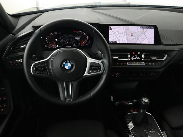 BMW 1-SERIE 118i Executive | Sport Line | Camera | Carplay | Sportstoelen | Live Cockpit | Navigatie | Full LED | Climate control | Sfeerverlichting | Cruise control | Park Assist | Bluetooth | Getint glas