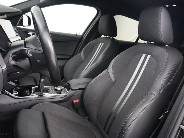 BMW 1-SERIE 118i Executive | Sport Line | Camera | Carplay | Sportstoelen | Live Cockpit | Navigatie | Full LED | Climate control | Sfeerverlichting | Cruise control | Park Assist | Bluetooth | Getint glas