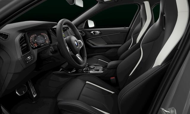 BMW 1-SERIE M135i xDrive | Live Cockpit | Panorama | Schaalstoelen | Memory | H&K | Head-Up | ACC | 19"LM | Saphire Zwart