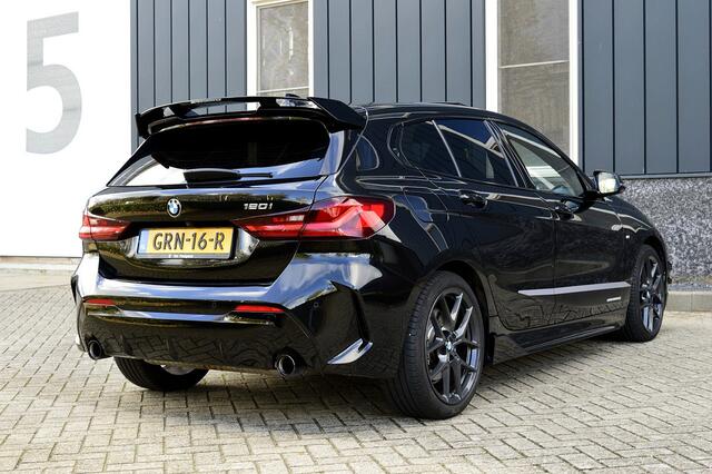 BMW 1-SERIE 120i M-Performance Rijklaarprijs-Garantie Panorama dak Schaalstoelen Live cockpit pro Apple carplay