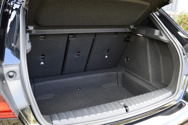 BMW 1-SERIE 120i M-Performance Rijklaarprijs-Garantie Panorama dak Schaalstoelen Live cockpit pro Apple carplay