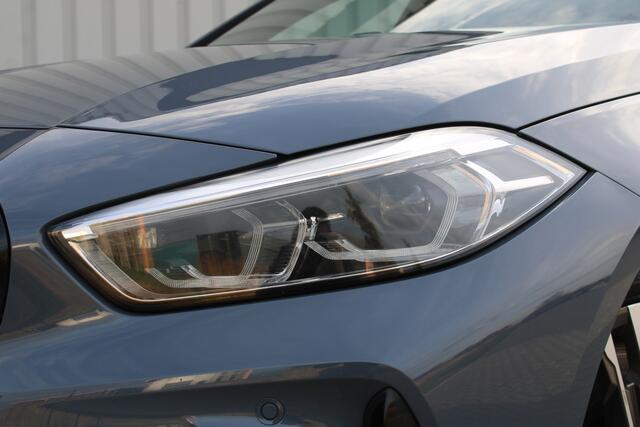 BMW 1-SERIE 118i High Executive M-sport | Incl. 12 maanden garantie | Cruise control | Kuipstoelen | Schuif/kantel dak | Climate control | Apple carplay | Navigatie | DAB radio | Harman/Kardon |