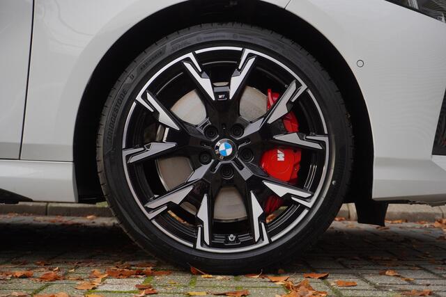 BMW 1-SERIE 120 High Executive | M Sportpakket Pro | Panoramadak | Innovation Pack | Iconic Glow