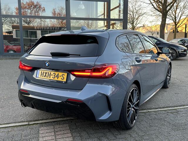 BMW 1-SERIE 118i Executive Edition M SPORT | HARMAN & KARDON | ELEKTRISCHE ACHTERKLEP | CAMERA | ADAPTIVE CRUISE CONTROL | STOEL- & STUURVERWARMING | HEAD-UP | 19 INCH | INDIVIDUAL KLEUR STORM BAY METALLIC BOMVOL OPTIES