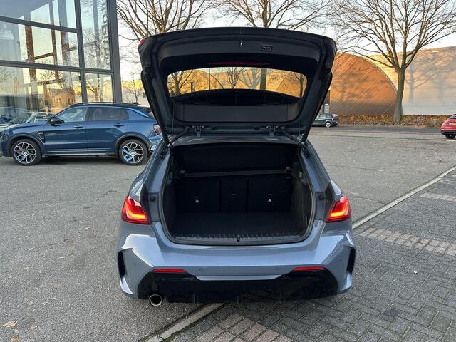 BMW 1-SERIE 118i Executive Edition M SPORT | HARMAN & KARDON | ELEKTRISCHE ACHTERKLEP | CAMERA | ADAPTIVE CRUISE CONTROL | STOEL- & STUURVERWARMING | HEAD-UP | 19 INCH | INDIVIDUAL KLEUR STORM BAY METALLIC BOMVOL OPTIES