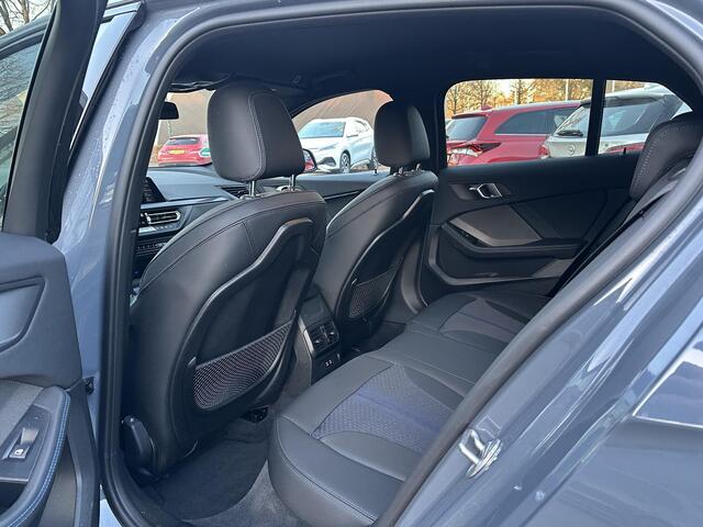 BMW 1-SERIE 118i Executive Edition M SPORT | HARMAN & KARDON | ELEKTRISCHE ACHTERKLEP | CAMERA | ADAPTIVE CRUISE CONTROL | STOEL- & STUURVERWARMING | HEAD-UP | 19 INCH | INDIVIDUAL KLEUR STORM BAY METALLIC BOMVOL OPTIES