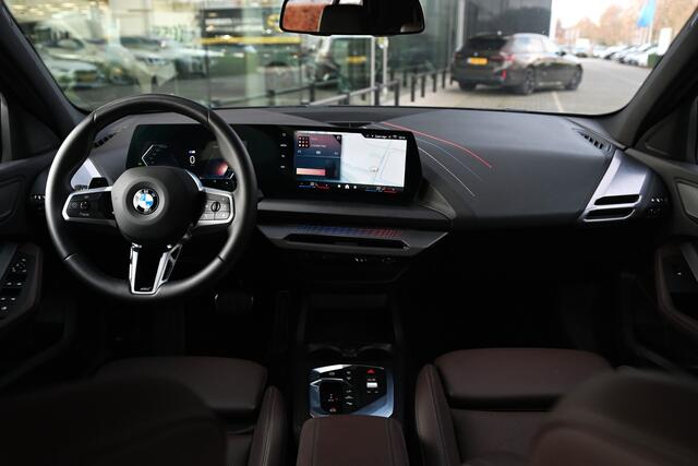 BMW 1-SERIE 120 M Sport Automaat / Sportstoelen / Achteruitrijcamera / M Adaptief onderstel / Stoelverwarming / 19" LMV