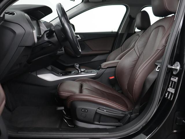 BMW 1-SERIE 120i Business Edition Plus | Leder | Sportstoelen | Carplay | Stoelverwarming | Live Cockpit | Parkeerhulp | Climate control | Bluetooth | Cruise control