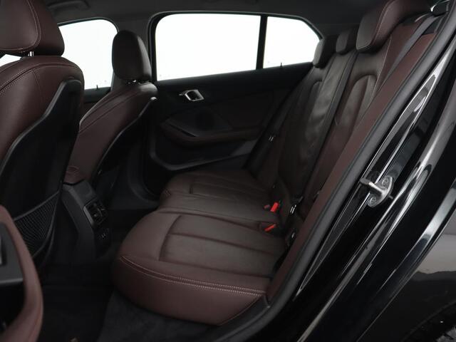 BMW 1-SERIE 120i Business Edition Plus | Leder | Sportstoelen | Carplay | Stoelverwarming | Live Cockpit | Parkeerhulp | Climate control | Bluetooth | Cruise control