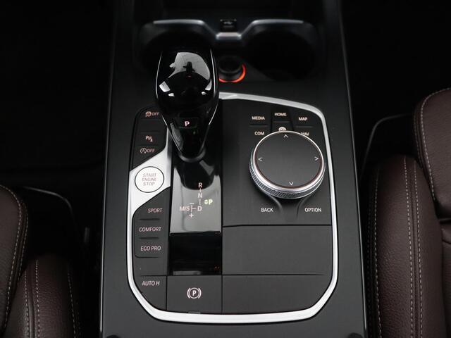 BMW 1-SERIE 120i Business Edition Plus | Leder | Sportstoelen | Carplay | Stoelverwarming | Live Cockpit | Parkeerhulp | Climate control | Bluetooth | Cruise control