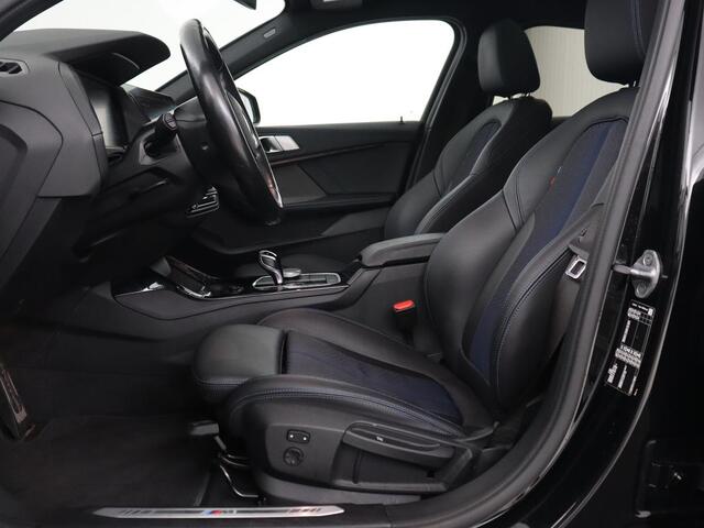 BMW 1-SERIE 118i M Sport | Panoramadak | Stoelverwarming | Camera | Sportstoelen | Harman/Kardon | Stuurverwarming | Carplay | Navigatie | Live Cockpit | Full LED | Getint glas
