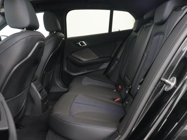 BMW 1-SERIE 118i M Sport | Panoramadak | Stoelverwarming | Camera | Sportstoelen | Harman/Kardon | Stuurverwarming | Carplay | Navigatie | Live Cockpit | Full LED | Getint glas