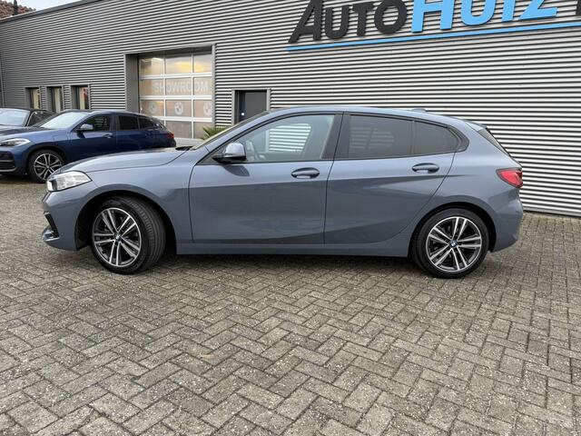 BMW 1-SERIE 118i Sport Line Achteruitrijcamera Trekhaak LED Sportstoelen Carplay BTW auto