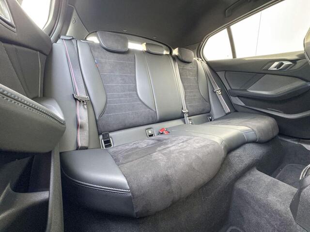 BMW 1-SERIE 120 M Sport Head Up Display / Driving Assistant / Schuifdak / 19" / M Sport Pro / Harman Kardon Audio / Adaptieve LED / Selections