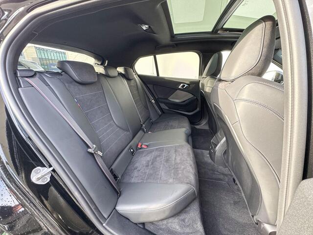 BMW 1-SERIE 120 M Sport Head Up Display / Driving Assistant / Schuifdak / 19" / M Sport Pro / Harman Kardon Audio / Adaptieve LED / Selections