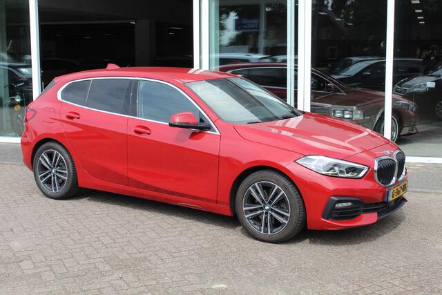 BMW 1-SERIE 118i//Navi//Carplay//Trekhaak!!