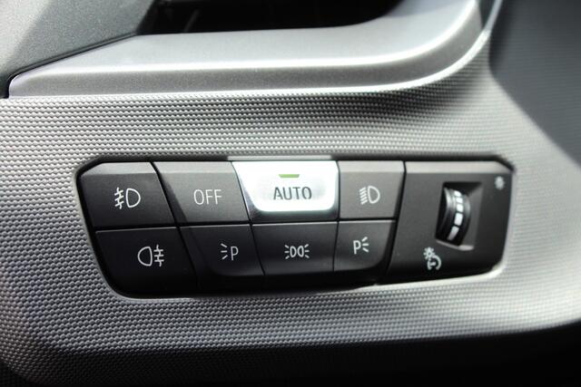 BMW 1-SERIE 118i//Navi//Carplay//Trekhaak!!