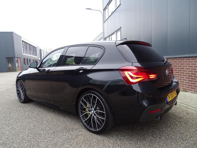 BMW 1-SERIE M140i xDrive High Executive HARMAN/KARDON | ACHTERUIT RIJ CAMERA | NAVIGATIE | SFEERVERLICHTING | HARMANKARDON | F1 STUUR | LEDER | ELEKTRISCHE STOELEN MEMORY |