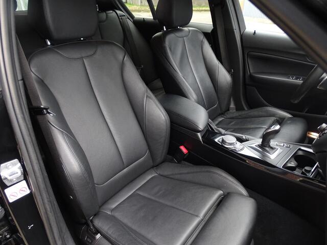 BMW 1-SERIE M140i xDrive High Executive HARMAN/KARDON | ACHTERUIT RIJ CAMERA | NAVIGATIE | SFEERVERLICHTING | HARMANKARDON | F1 STUUR | LEDER | ELEKTRISCHE STOELEN MEMORY |