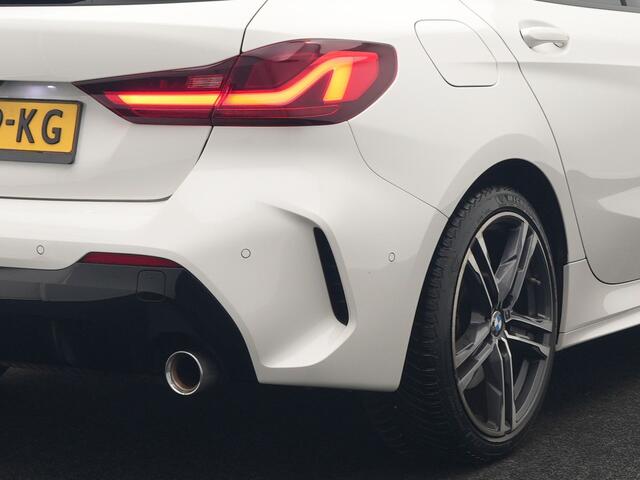 BMW 1-SERIE 120i M-Sport 179pk Dealer O.H. | Adaptive Cruise | Camera | LED Koplampen | Virtual | Apple Carplay | Sportstoelen & Stuur Verwarmd | Sfeerverlichting | Keyless | DAB |