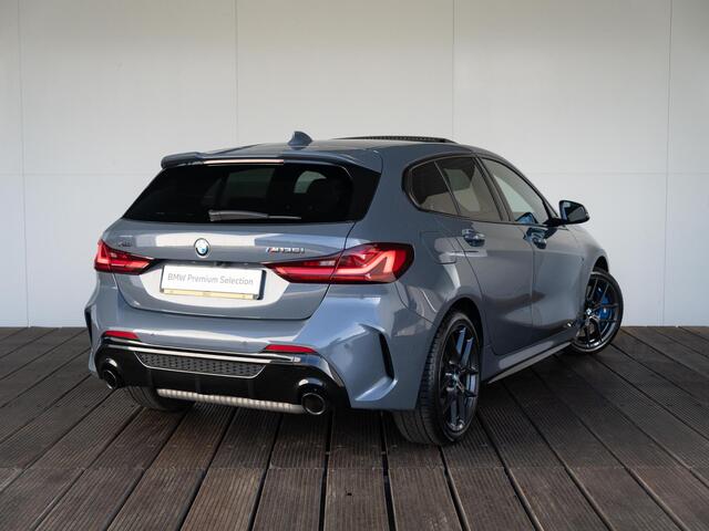 BMW 1-SERIE M135i xDrive | Executive | Comfort Pack | Harman Kardon | Stuurwielrand Verwarmd | Achteruitrijcamera | Comfort Access | Panoramadak | Head-Up Display | 18''