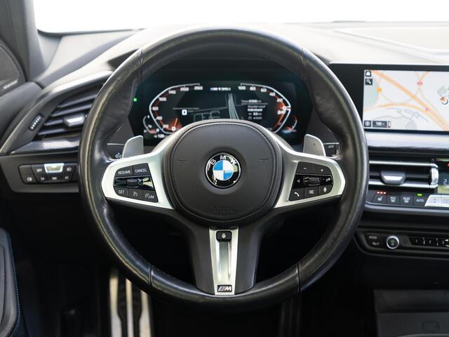BMW 1-SERIE M135i xDrive | Executive | Comfort Pack | Harman Kardon | Stuurwielrand Verwarmd | Achteruitrijcamera | Comfort Access | Panoramadak | Head-Up Display | 18''