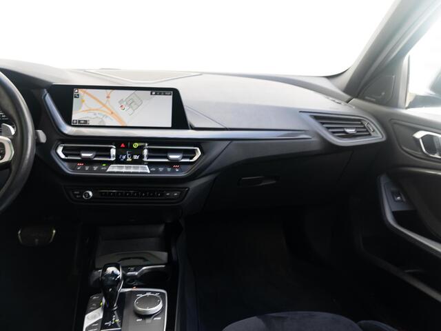 BMW 1-SERIE M135i xDrive | Executive | Comfort Pack | Harman Kardon | Stuurwielrand Verwarmd | Achteruitrijcamera | Comfort Access | Panoramadak | Head-Up Display | 18''